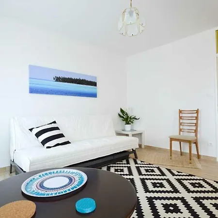 Leut Apartment, 3min Beach, 15min Center * פולה