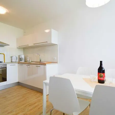 Leut Apartment, 3min Beach, 15min Center פולה