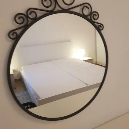 Leut Apartment, 3min Beach, 15min Center דירה פולה