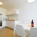 Leut Apartment, 3min Beach, 15min Center Pula