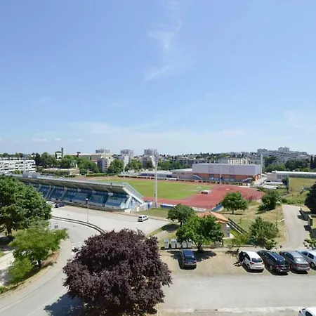 Leut Apartment, 3min Beach, 15min Center Lägenhet